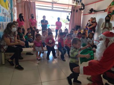NÃºcleo Feminino Coprossel e CEMEI Sementinha do Saber levam alegria no Natal das CrianÃ§as da Escola